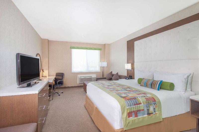 اتاق استاندارد با تخت بزرگ, Wyndham Anaheim