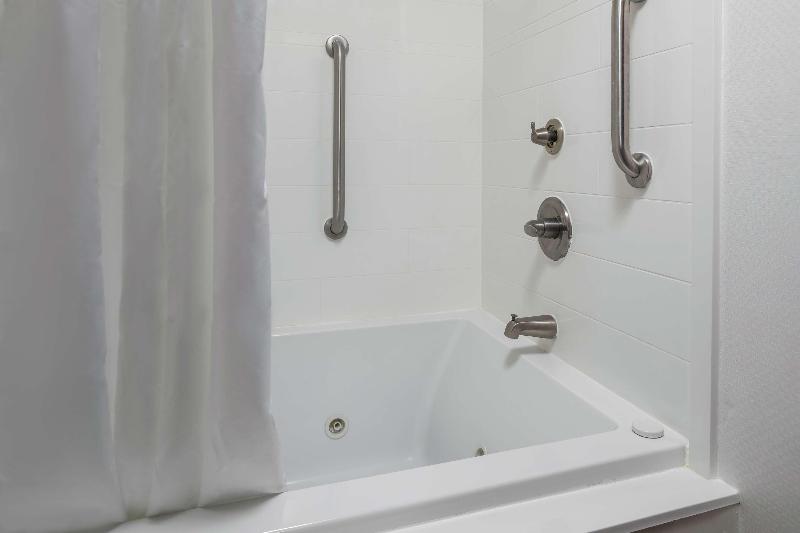 스탠다드 룸 킹사이즈 침대, Hampton Inn Helen