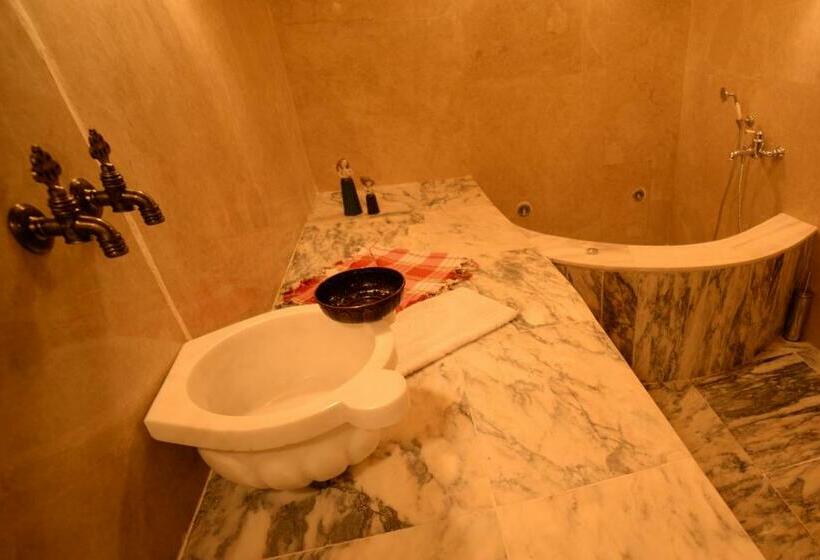 سوئیت با بالکن, Evanthia Cave Suites