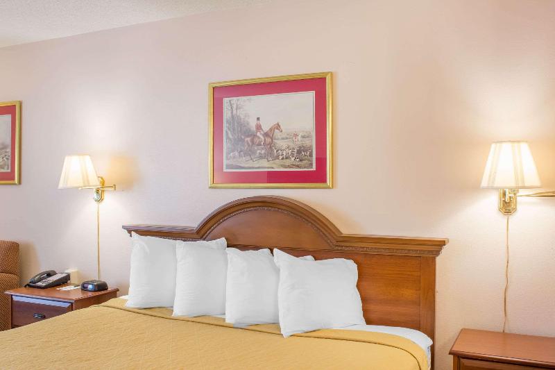 Стандартный Номер Кровать Кинг, Econo Lodge Raleigh Near Walnut Creek Amphitheatre