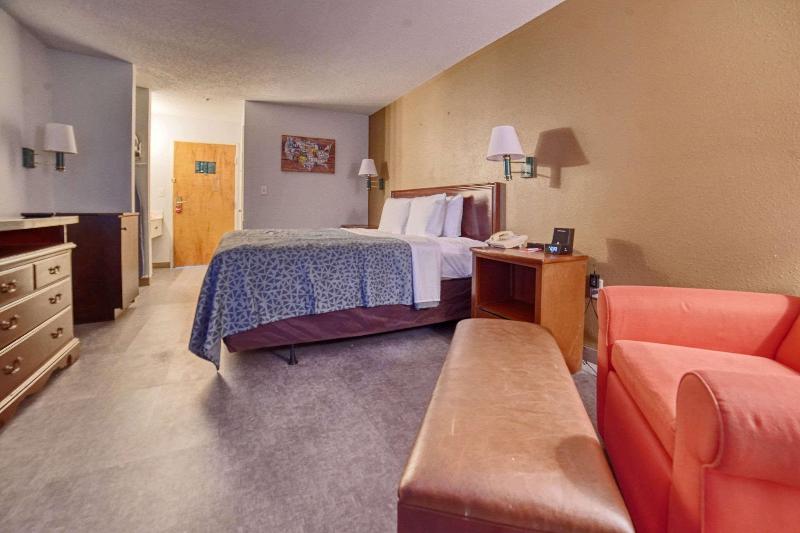 Стандартный Номер Кровать Кинг, Econo Lodge Raleigh Near Walnut Creek Amphitheatre