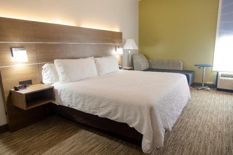 Номер Стандарт Кровать Кинг Адаптированный для Инвалидов, Holiday Inn Express Marshfield   Springfield Area, An Ihg