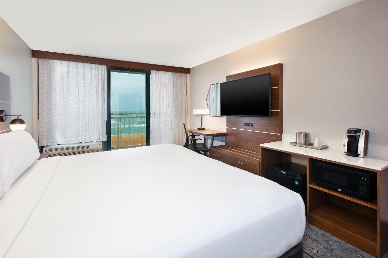 اتاق استاندارد با تخت بزرگ برای معلولان, Holiday Inn Express Hotel & Suites Virginia Beach Oceanfront, An Ihg