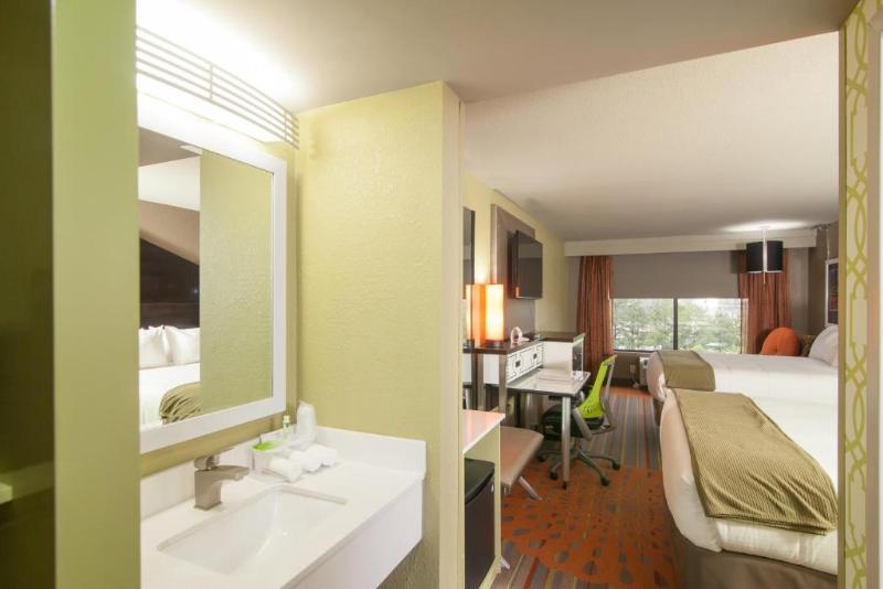 适合残疾人士使用的带超级大床的标准间, Holiday Inn Express Atlanta Galleria Ballpark Area, An Ihg