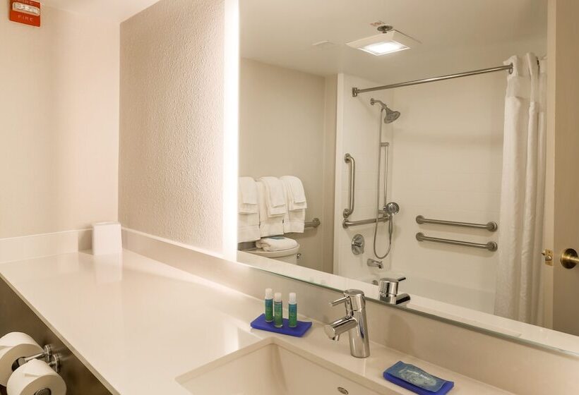 Номер Стандарт Адаптированный для Инвалидов, Holiday Inn Express Milwaukee   West Medical Center, An Ihg