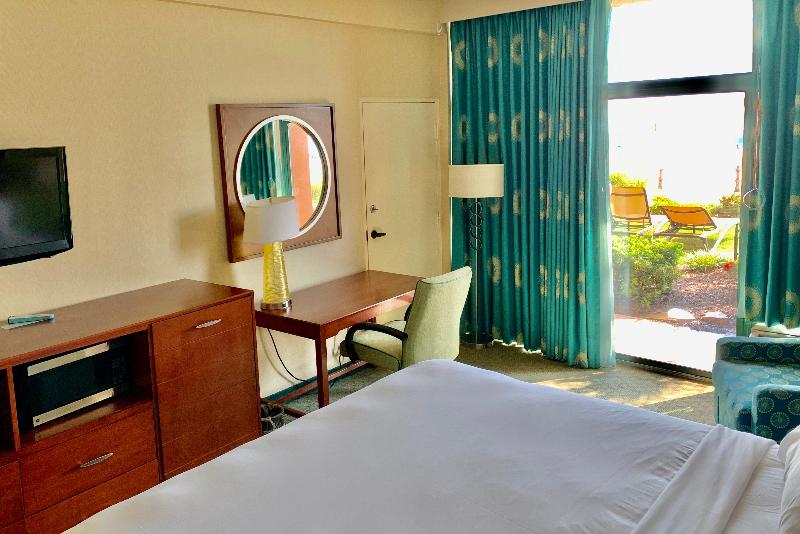 اتاق استاندارد با تخت بزرگ برای معلولان, Holiday Inn & Suites Virginia Beach   North Beach, An Ihg