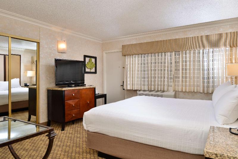 اتاق استاندارد با تخت بزرگ, Holiday Inn & Suites Virginia Beach   North Beach, An Ihg