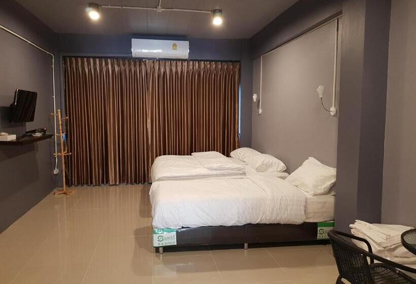 اتاق استاندارد سه نفره, Sleepcats Hostel