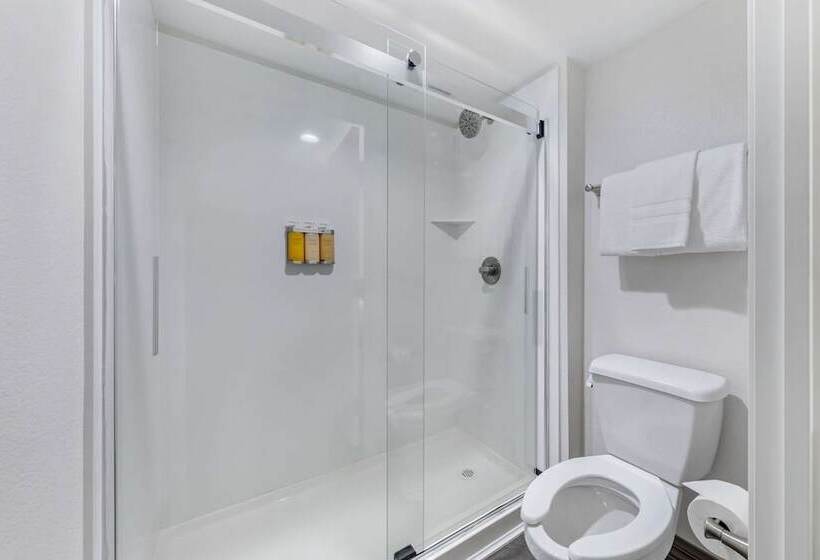 带2个双人床的标准工作室, Hillstone Inn Tulare, Ascend Hotel Collection