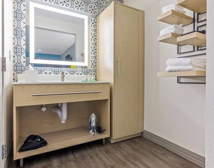带2个双人床的标准工作室, Hillstone Inn Tulare, Ascend Hotel Collection