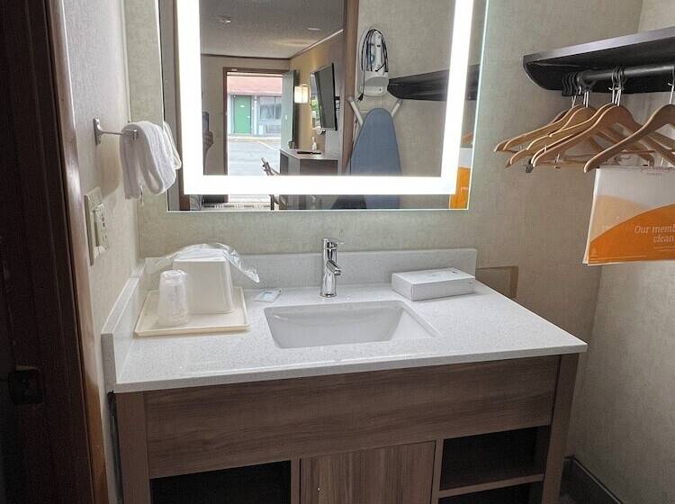 Номер Стандарт 2 Двуспальные Кровати, Days Inn By Wyndham Liverpool Syracuse