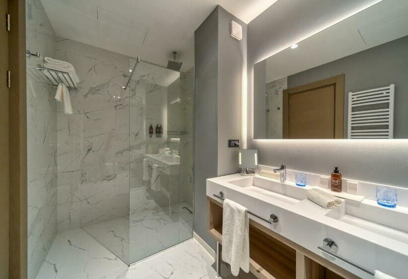 سوئیت با وان آب گرم, Hyatt Regency Kotor Bay Resort