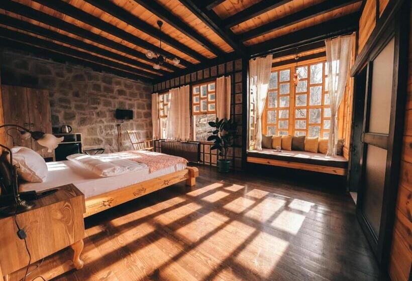 سوییت لوکس, Dudi̇ Konak