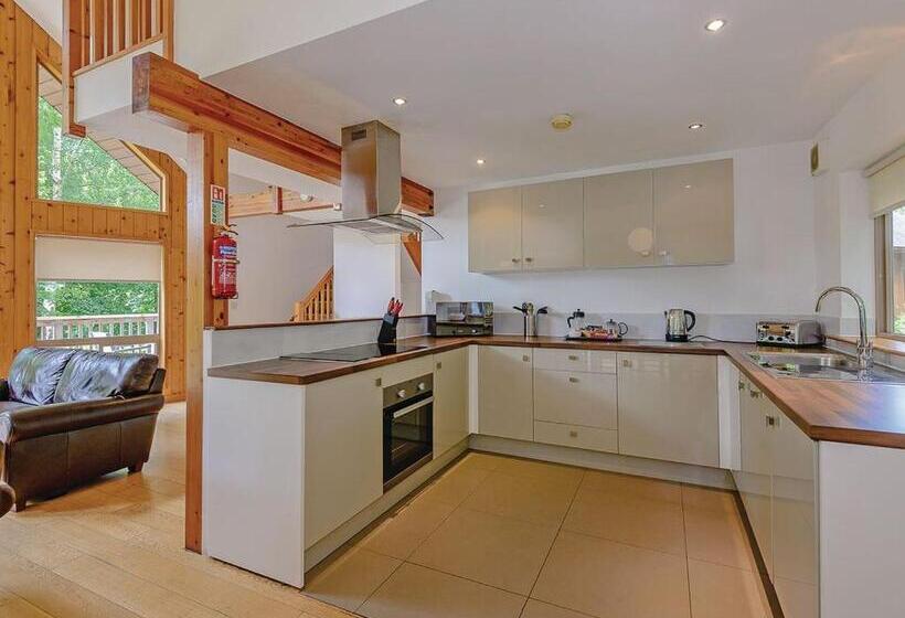 Дом 4 Спальни, Penvale Lakes Lodges