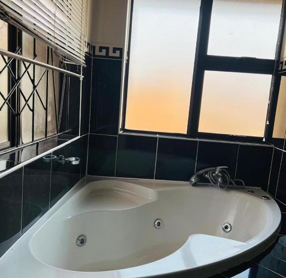 اتاق لوکس, Greater Heights Guest House