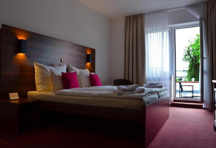 Номер Стандарт с Террасой, Bohemia Inn