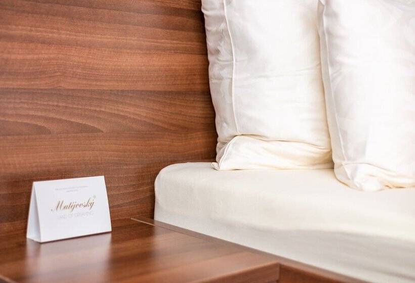 Четырехместный Номер Deluxe, Bohemia Inn