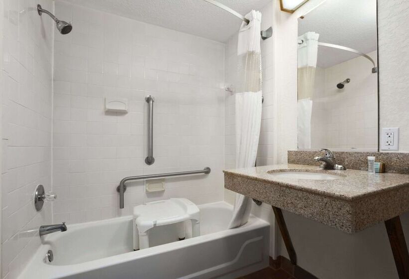 标准间带双人床, Travelodge By Wyndham Outer Banks/kill Devil Hills
