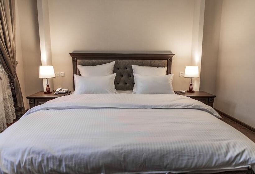 Standard Room, Minor