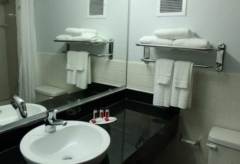 Студио Стандарт Кровать Кинг, Travelodge By Wyndham Water S Edge Hotel   Racine
