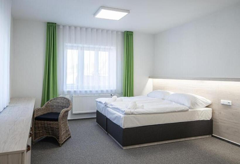 Номер Стандарт Трехместный, Garni Hotel Roušarka