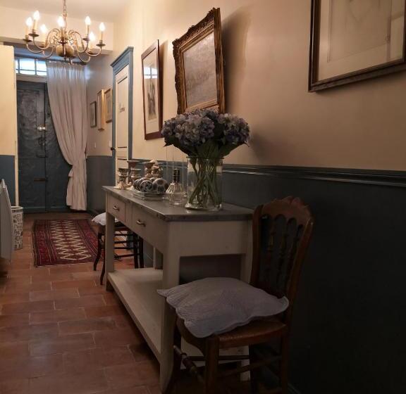 اتاق استاندارد, Les Chambres De L Horloge