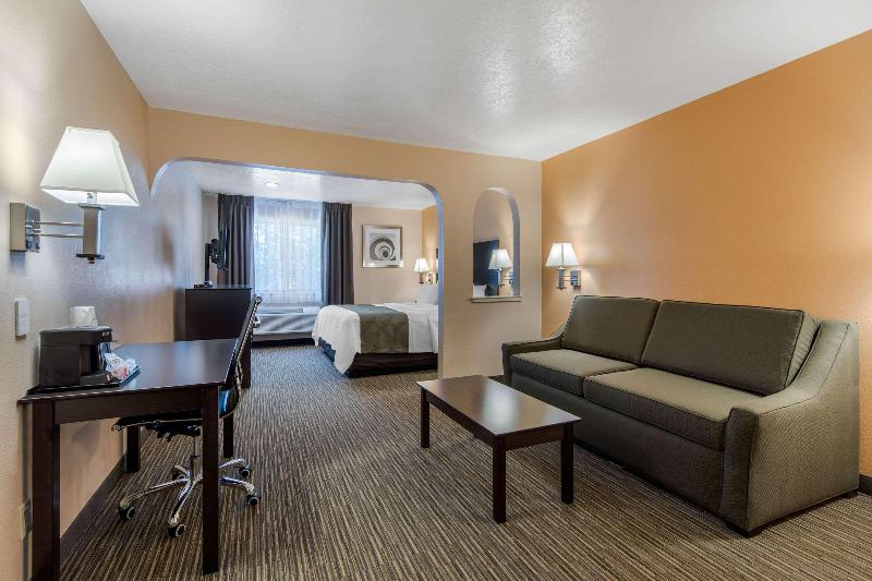 Люкс Кровать Кинг, Quality Inn & Suites Albuquerque North Near Balloon Fiesta Park