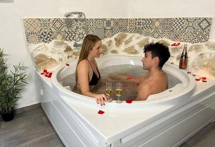 Полулюкс, Fortress Jacuzzi Suites
