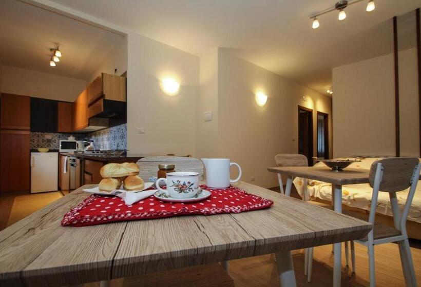 اتاق خانوادگی, Acerorosso B&b