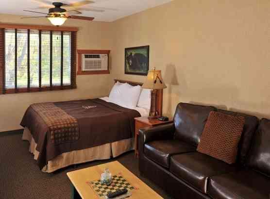 Люкс Кровать Кинг, Boarders Inn & Suites By Cobblestone Hotels In Waukon