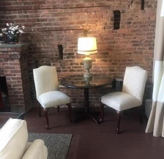 Estudi Deluxe, Morgan State House Inn