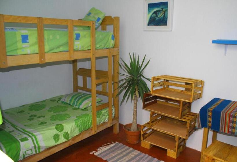 تختخواب در اتاق مشترک, Urcia Surf House