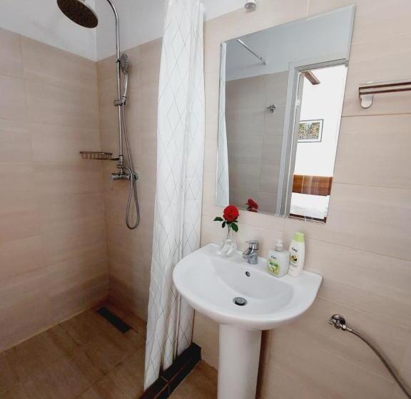 اتاق کلاسیک سه تخته, Confort Inn