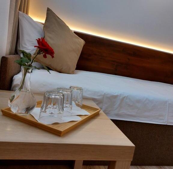 اتاق کلاسیک سه تخته, Confort Inn