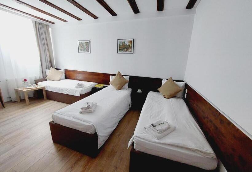 اتاق کلاسیک سه تخته, Confort Inn