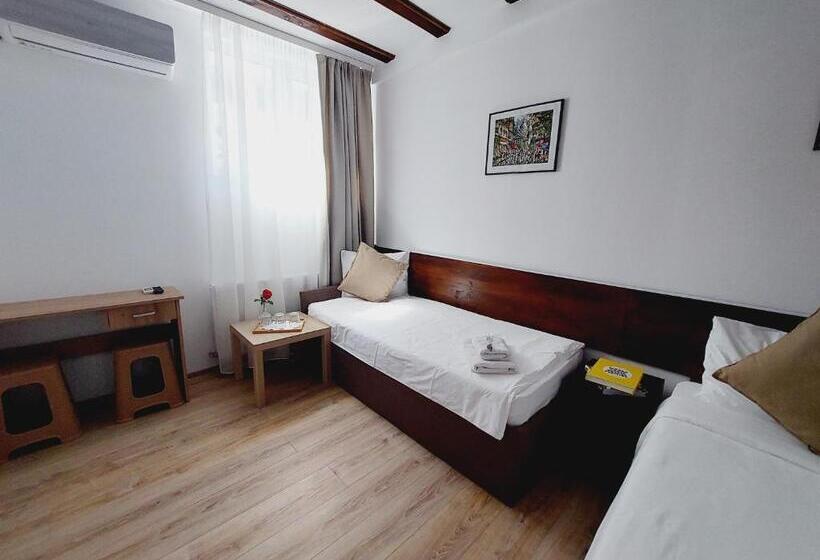 اتاق کلاسیک سه تخته, Confort Inn