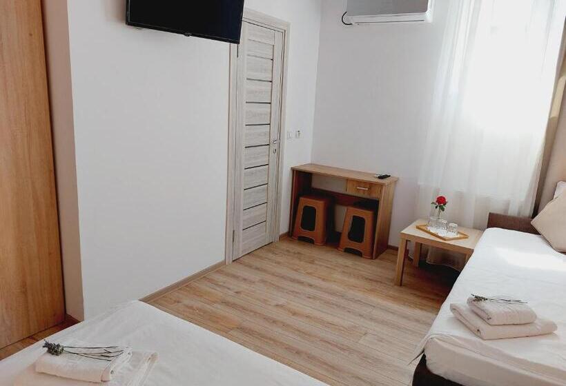 اتاق کلاسیک سه تخته, Confort Inn