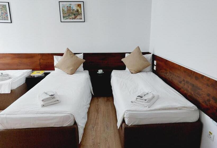 اتاق کلاسیک سه تخته, Confort Inn