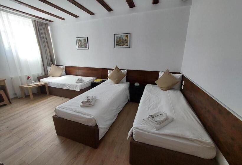 اتاق کلاسیک سه تخته, Confort Inn