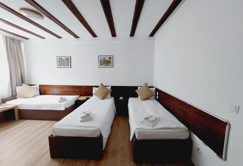 اتاق کلاسیک سه تخته, Confort Inn