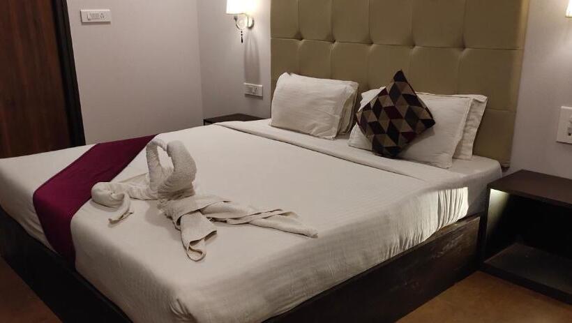 小室, Aurum Resorts