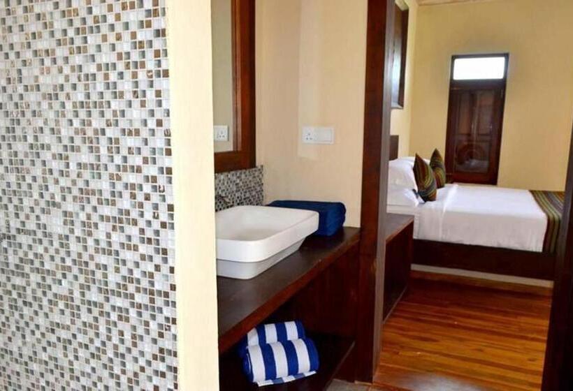 اتاق لوکس با بالکن و چشم‌انداز دریا, Guru Beach Resort