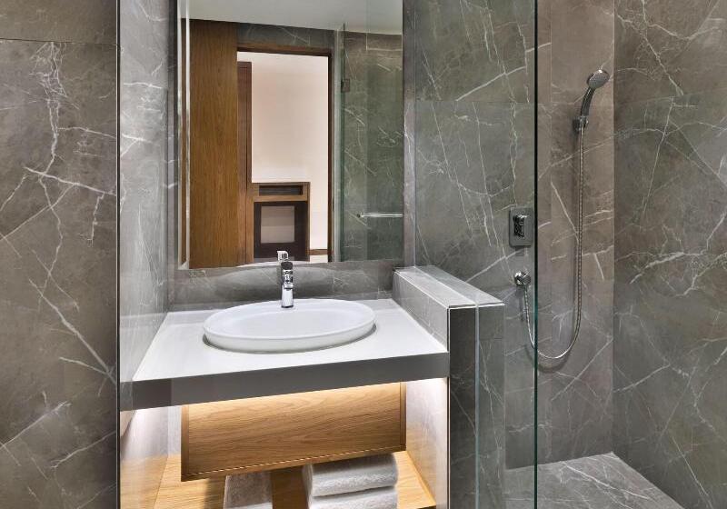 带大床的俱乐部房间, Le Meridien Hyderabad