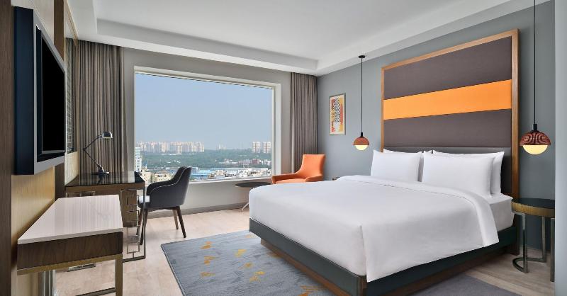 带大床的豪华间, Le Meridien Hyderabad