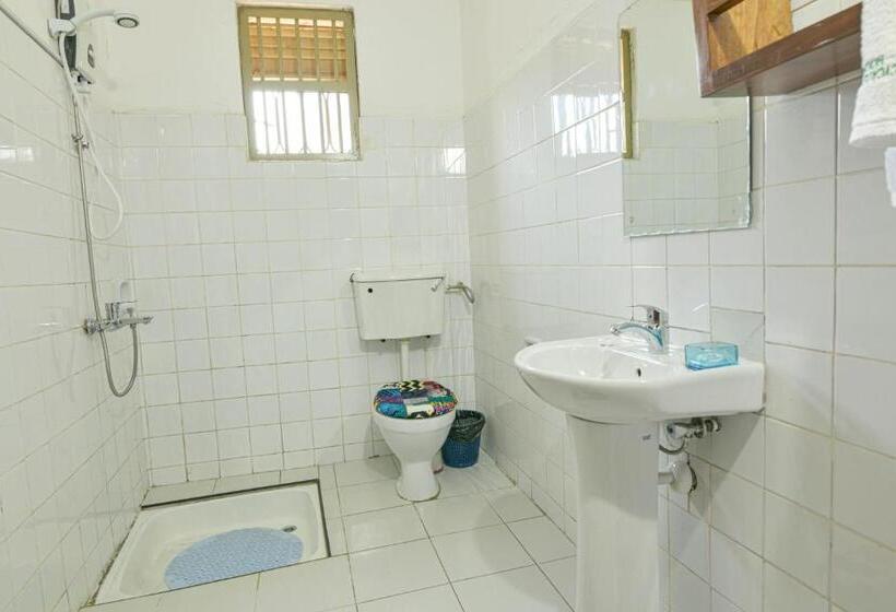 اتاق لوکس سه تخته, Cycad Entebbe Guest House