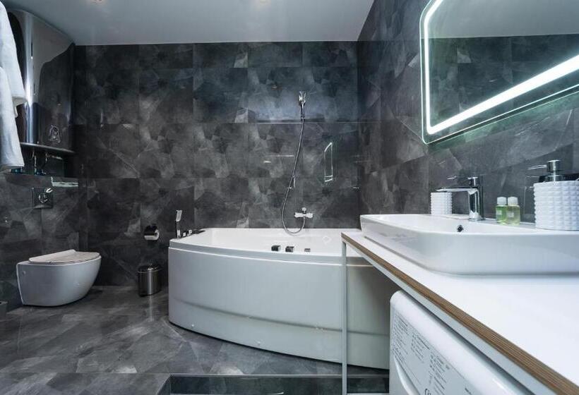 سوئیت با وان آب گرم, Luxury Apartments Arena Guliver