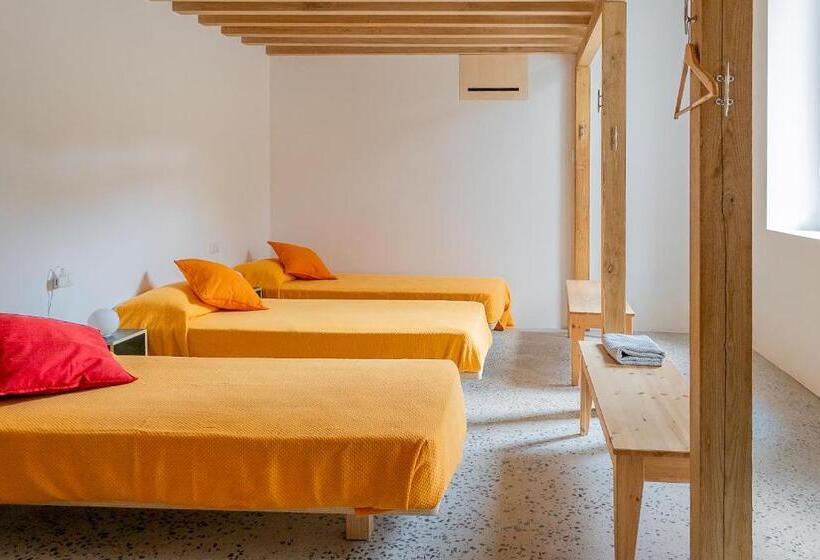 تختخواب در اتاق مشترک, Agriturismo La Derta