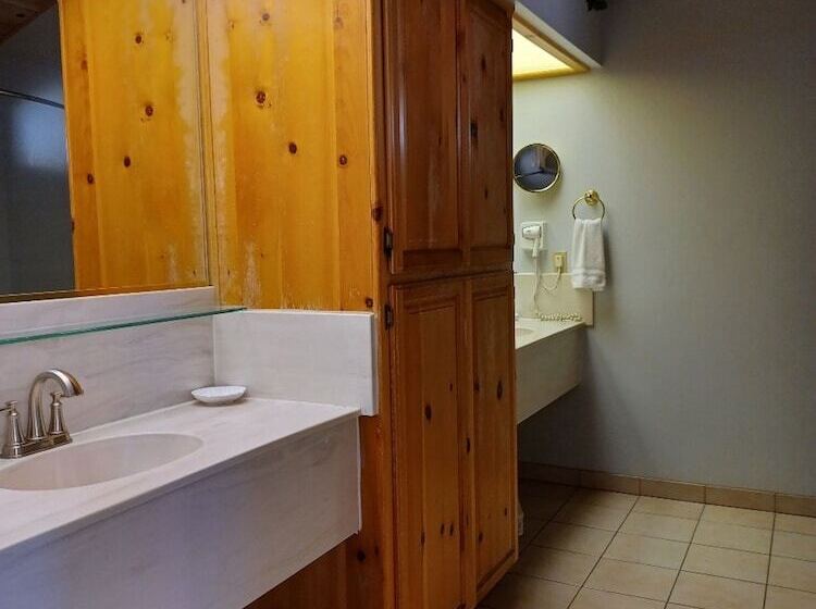 스탠다드 싱글 룸 킹 침대, Whispering Pines Lodge