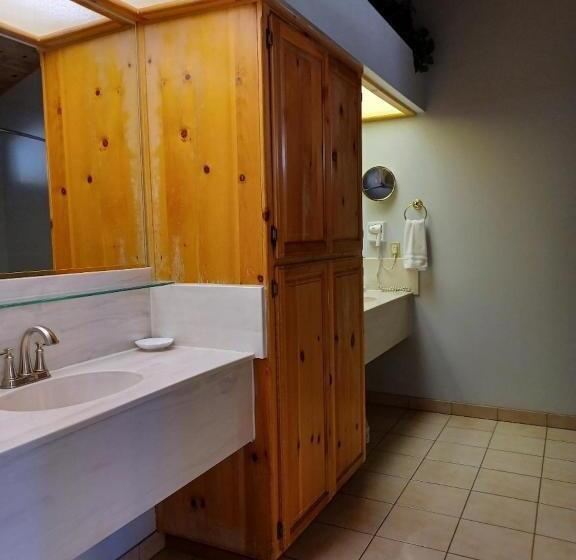 غرفة قياسية فردية سرير كينج, Whispering Pines Lodge