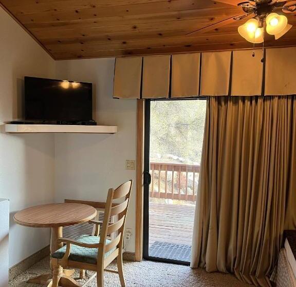 스탠다드 싱글 룸 킹 침대, Whispering Pines Lodge